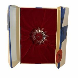 Swarovski SCS Daisy Clear Crystal Figurine Renewal Gift 1 Year Box Austria Small